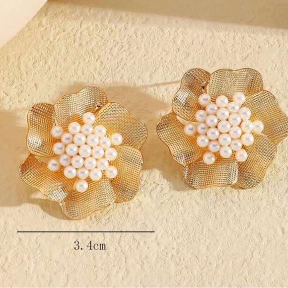 Elegant Gold and Pearl Floral Earrings - Picture 3 of 3